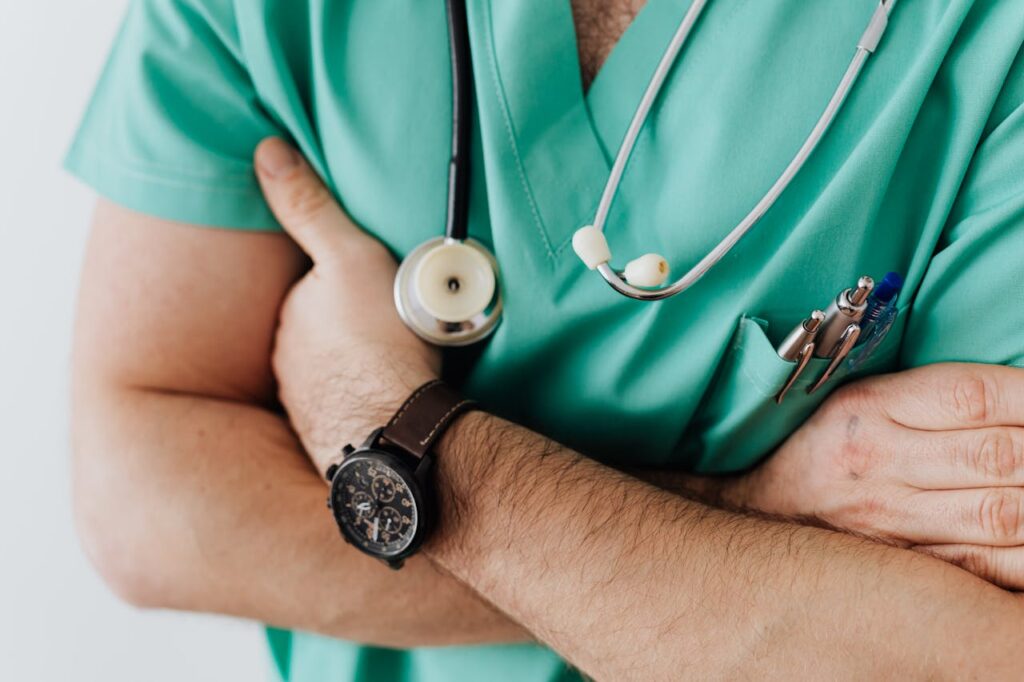 crop-doctor-with-stethoscope-in-hospital-4021779 Radiologue avec stéthoscope a l'hôpital
